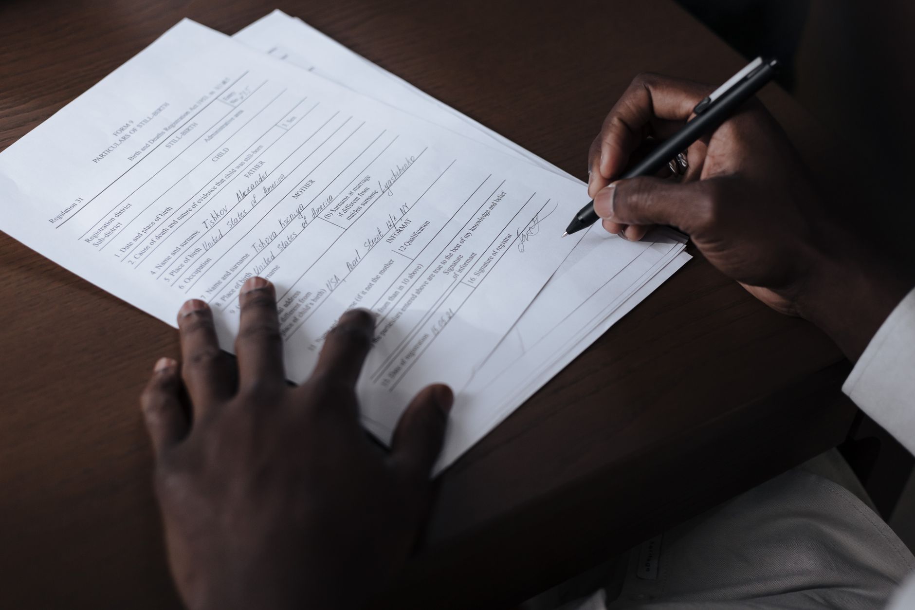 Document attestation RE2020 rempli posé sur un bureau avec un stylo