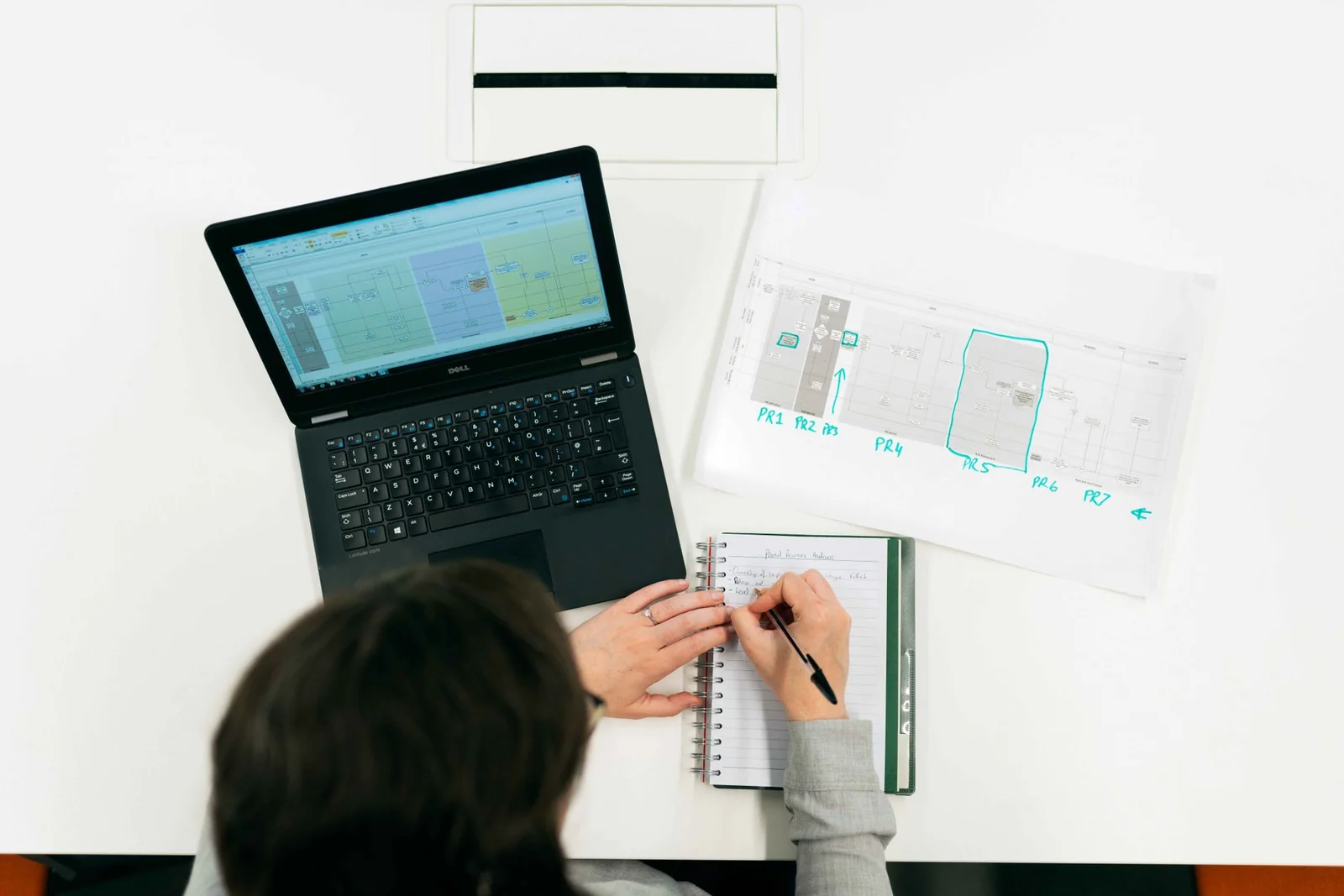 Bureau d'études thermicien analysant les FDES matériaux sur ordinateur portable