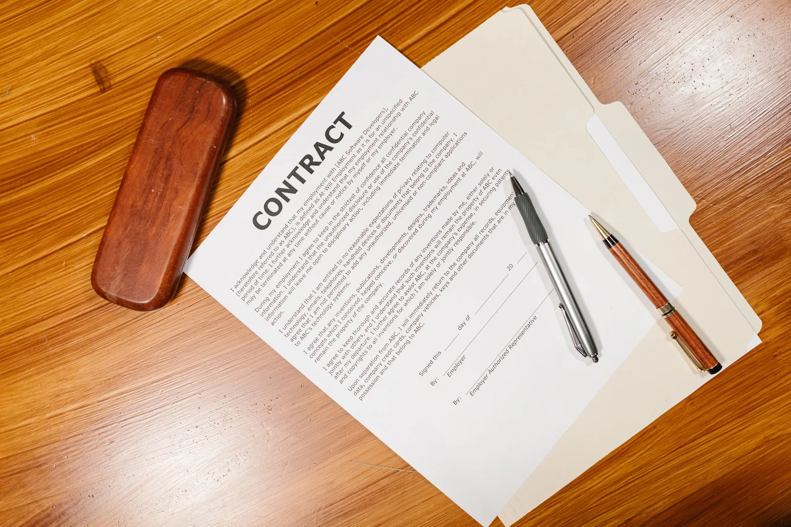 Documents d'attestation RE2020 posés sur un bureau avec un stylo