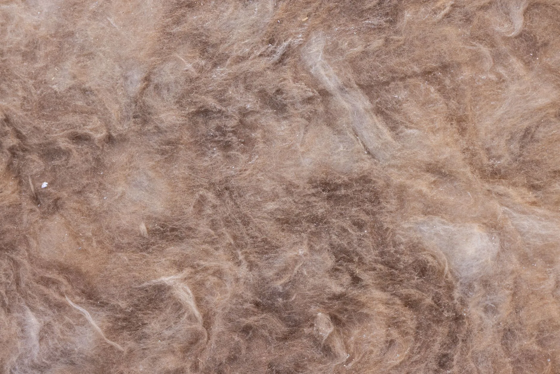 Gros plan sur un matelas d'isolant fibreux, matériau qui pèse dans le calcul de l'Ic construction