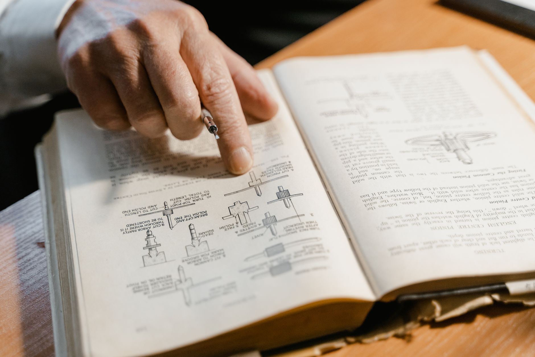 Gros plan sur une ligne d'indicateur RE2020 dans un document technique avec crayon et calculatrice