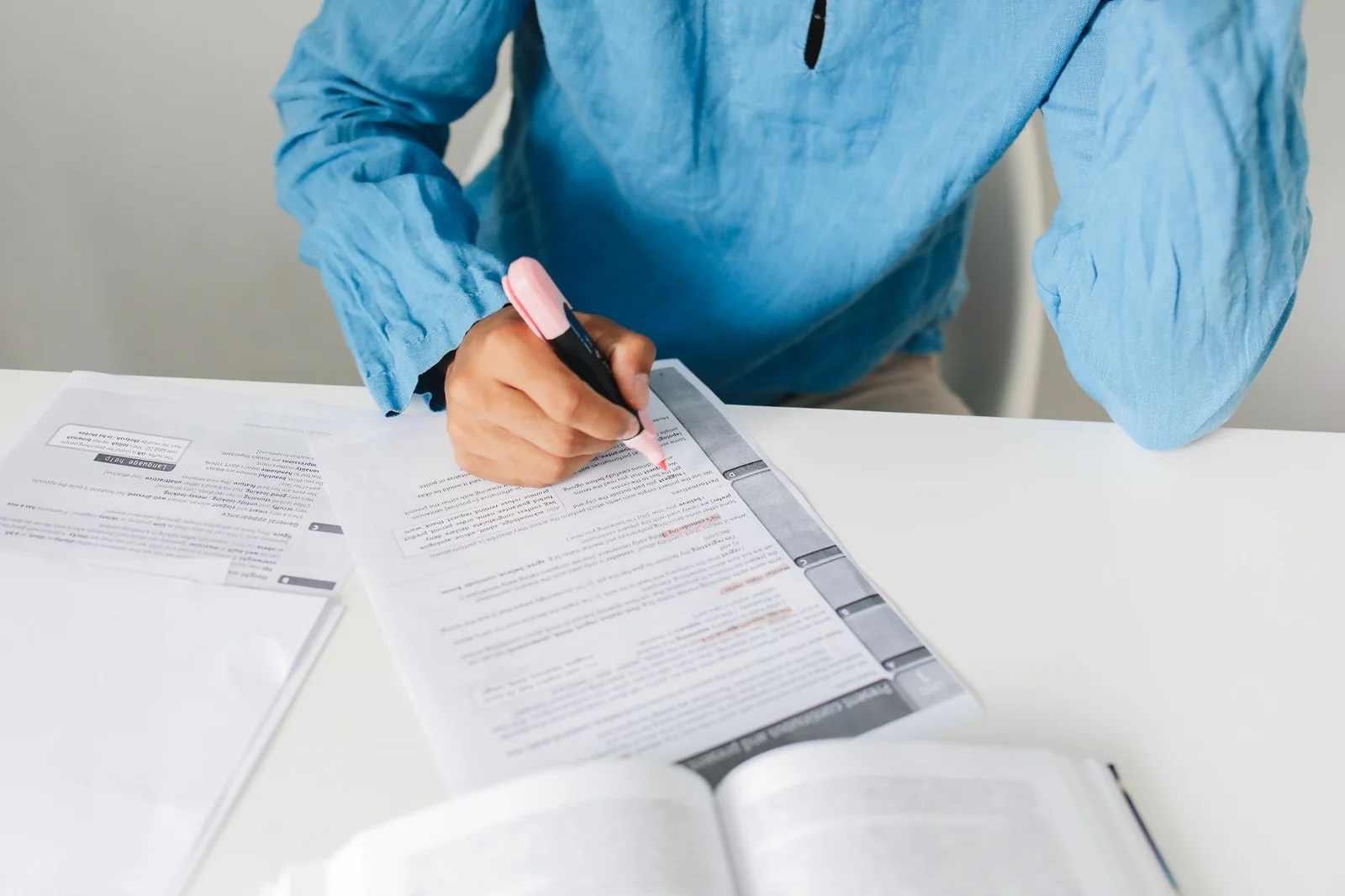 Pile d'arrêtés et de textes réglementaires annotés sur un bureau