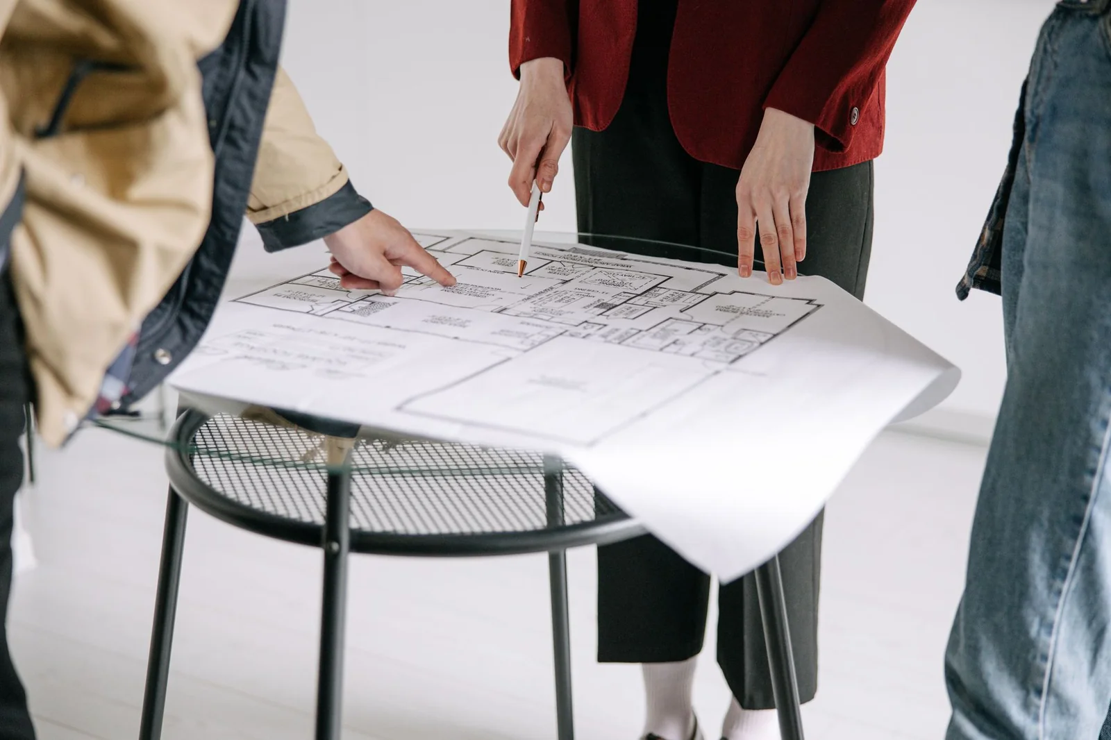 Architecte et maître d'ouvrage examinant un dossier de permis