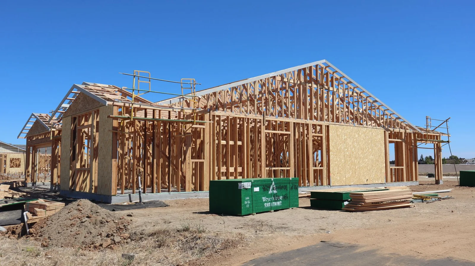 Plan de maison neuve et permis de construire posés sur une table