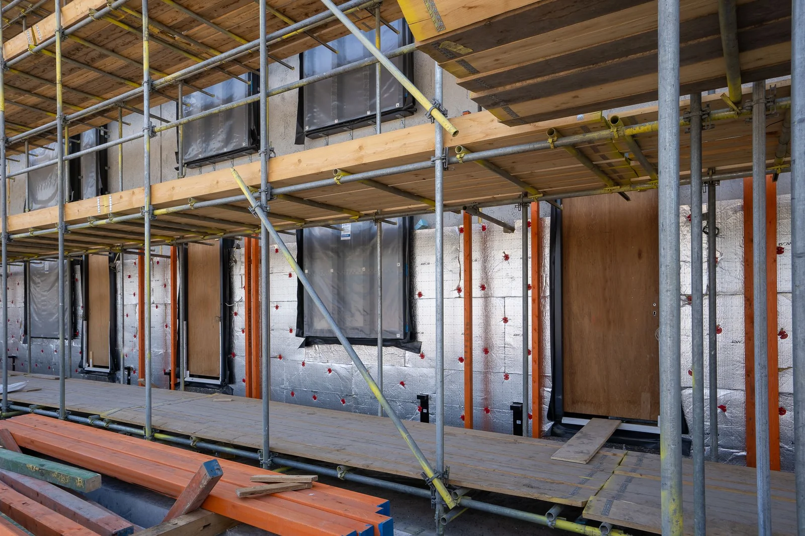 Maison en rénovation avec échafaudage et isolation en cours
